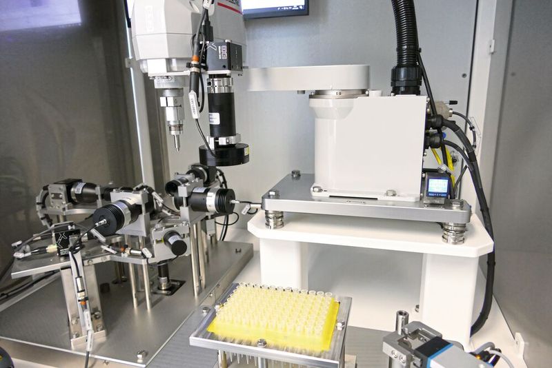 Innerhalb der Prüfstation erfolgt das Handling der einzelnen Pipettenspitzen durch einen Scara-Roboter. (Bild: Hekuma)