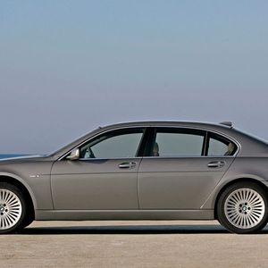 Bundesverkehrsminister Alexander Dobrindt, Bildungsministerin Johanna Wanka und Saarlands Ministerpräsidentin Annegret Kramp-Karrenbauer lassen sich in einem BMW 730Ld X-Drive kutschieren. CO2-Emissionen: 137 g/km.(Foto:  BMW)