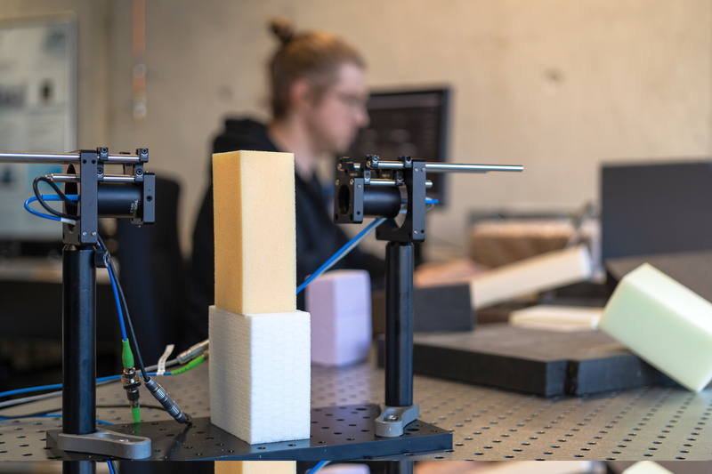 Non-destructive and process-compatible monitoring of polymer foams, shown here in the laboratory.(Bild:  Luca Hoffmannbeck, SKZ)
