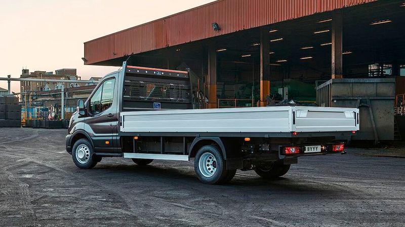 In der Fahrgestellvariante kann der größere Transit auch als Mulden- oder Seitenkipper zum Einsatz kommen. (Ford)