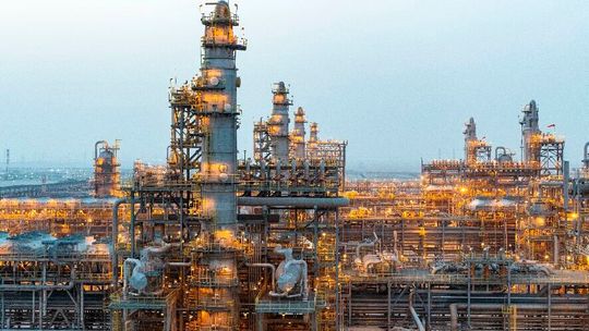 Autonome KI-Steuerungen von Yokogawa und Aramco optimieren in der Fadhili Gas Plant erstmals zentralen Gasaufbereitungsprozesse und senken Energie- sowie Chemikalienverbrauch.(Bild:  Aramco)