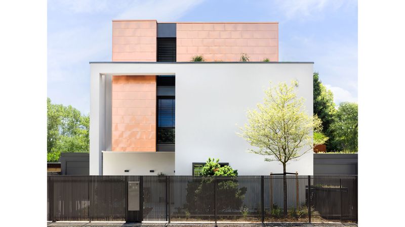 Beeindruckender Baukörper: Der  Kupfer-Kubus wirkt wie in den  Putzbau hinein gestellt. Zum Garten  hin zeigt sich der Bau offen. (Bild:  Dirk Baumbach / Loro)