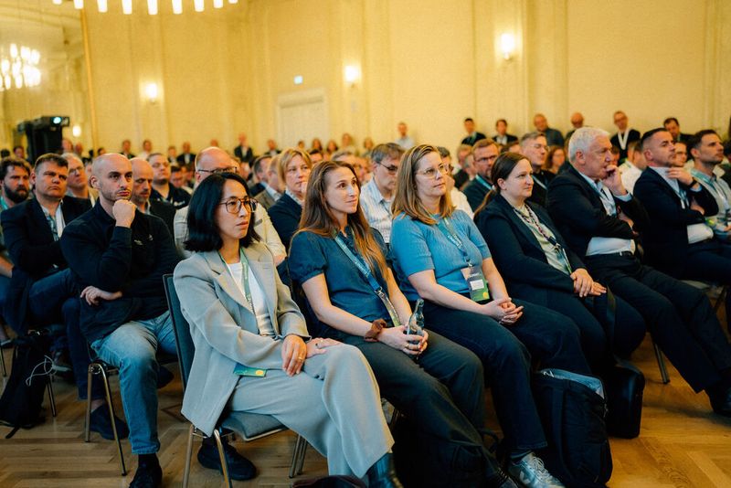 Nicht nur die Themen waren breitgefächert, von KI-Lösungen in der ePA über Patientenpfade und TI-Anwendungen im Krankenhaus sowie sektorenübergreifende Kommunikation bis hin zu Pflegeentlastung und Apotheke der Zukunft – auch die Formate umfassten neben Impulsvorträgen und Panels ebenso Showcases … (Bild: WACH Studio GmbH)