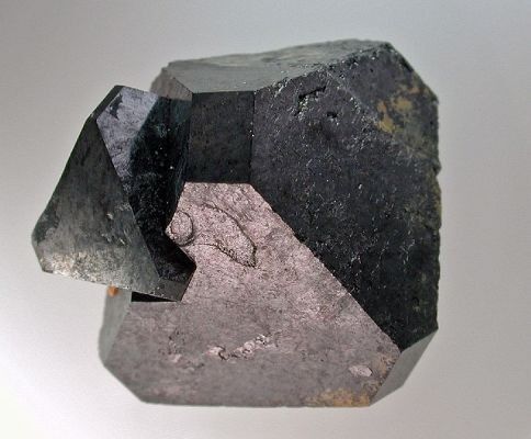 Ein Stück Perowskit, gefunden in Arkansas (Kelly Nash, Wikimedia Commons)