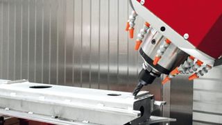 Mit den Bearbeitungszentren der T6 Baureihe ist eine präzise Stirnseitenbearbeitung langer Werkstücke möglich. (Bild: Hedelius)