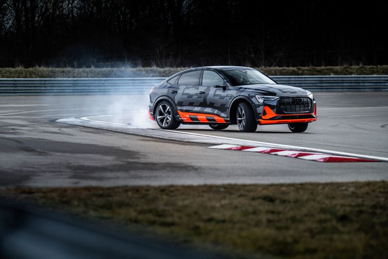 Der Clou: Jeder der beiden Heckmotoren ist für je ein Hinterrad zuständig. (Bild: Audi)