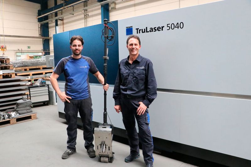 Von rechts: Thomas Hofele, Geschäftsführer der Hofele Blechbearbeitung GmbH, und sein Sohn, Industriemeister Chris Hofele, sind von der Zusammenarbeit mit Trumpf überzeugt. Beide einhellig: „Auch wenn wir als Schwaben gerne mal sparsam sind und Trumpf definitiv kein Billiganbieter ist, fühlen wir uns dort aufgrund einer ehrlichen und kompetenten Beratung immer gut aufgehoben.“ (Bild: Trumpf)