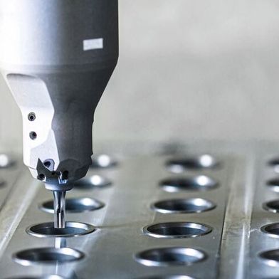 The doubling of cutting edges, the use of PcBN high-performance cutting materials, and the robust clamping system result in a significant productivity increase in valve seat machining. (Image:Mapal)
