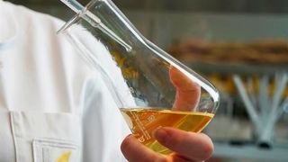 Rhenus Lub hat mit dem neuen Hochleistungs-Schleif- und -Schneidöl EU 12-O ein die Zerspanung unterstützendes Produkt geschaffen, dass nicht nur die Prozessstabilität erhöht sondern auch die Umwelt und die Mitarbeiter schont. Lesen Sie hier, warum das so ist. (Bild: Rhenus Lub)