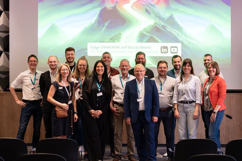 Das Synaxon-Team vor Ort im Scandic Frankfurt Museumsufer (v.l.): Martin Feilke, Marvin Wagner, Beate Daschkeit, Felix Sünkeler, Lorena Rehmsmeier, Danijela Knott, Sven Rous, Markus Speeth, Friedrich Pollert, Hauke Schop, Lutz Rau, Jonathan Seifert, Franziska Funk, Rebecca Quinlan, Alex Urs (Bild: Synaxon)