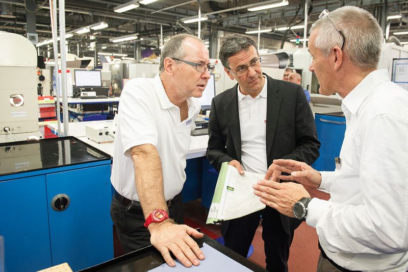 Markus Schnyder (li., Executive Vice President Mikron Tool International) und Daniel Pigat (re., Managing Director) im Gespräch mit SMM-Chefredaktor Matthias Böhm. (Bild: Thomas Entzeroth)