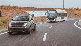 Strom aus der Straße: Die beiden Testfahrzeuge holen sich ihre Antriebsenergie aus speziellen Leiterschleifen unter dem Asphalt. (Bild: Stellantis Germany)