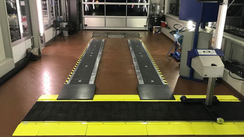 Neben eigens entwickelten Fahr-/Aufstellschienen für das Fahrzeug bietet rmi-tec auch hochwertige und überfahrbare Laufschienen für das Scheinwerfer-Einstell-Prüfgerät an. (Bild: rmi-tec)