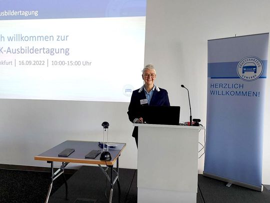 Birgit Behrens, Geschäftsführerin Berufsbildung, begrüßte die Teilnehmer der ZDK-Ausbildertagung. Birgit Behrens, Geschäftsführerin Berufsbildung, begrüßte die Teilnehmer der ZDK-Ausbildertagung.