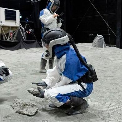 Zum Thema Wassereis auf dem Mond gibt es eine Menge offener Fragen. Um den Antworten näher zu kommen, hat das Deutsche Zentrum für Luft- und Raumfahrt zusammen mit mehreren Universitäten getestet, wie sich Wasser auf dem Mond aufspüren lässt.  (Bild: DLR)