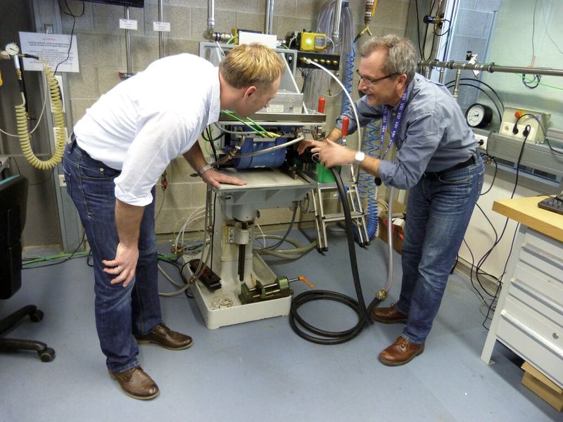 Bild 2: An diesem Prüfstand für Drucklufttechnik der Fachhochschule Amberg-Weiden werden Studenten ausgebildet und gelegentlich auch Probleme von Unternehmen aus der Region untersucht. (Bild: Deprag Schulz)