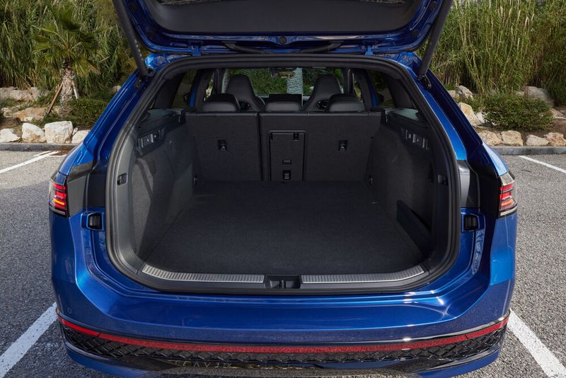 Wer sein Zeug in dem riesigen, 645 und bei umgelegten Lehnen 1.920 Liter großen Laderaum des VW nicht unterbringt, wird definitiv zum Fall für den Caddy oder Multivan. (Bild: VW)