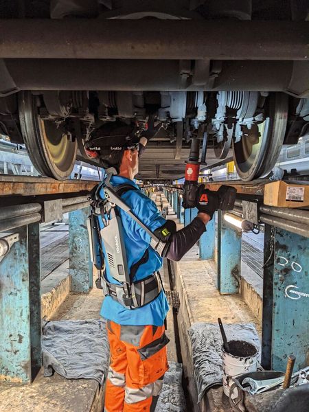 Die Exoskelette Ottobock Shoulder kommen bei der Automobilfertigung, der Instandsetzung von Zügen oder dem Flugzeugbau zum Einsatz. (Bild: Ottobock)