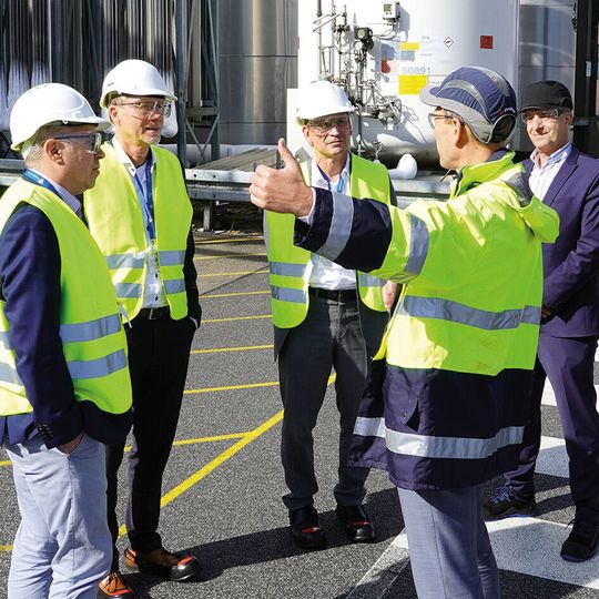 v. l. n. r.: Karsten Lucke (MdEP, SPD), Dr. Dominique Bäumer (Chemieverbände), Dr. Bernd Vogler (Chemieverbände), Wolfgang Böhm (Technischer Geschäftsführer von Zschimmer & Schwarz am Standort Lahnstein), Dr. Christoph Riemer (CEO der Zschimmer & Schwarz-Gruppe)(Bild:  Chemieverbände Rheinland-Pfalz/ Tobias Göpel)