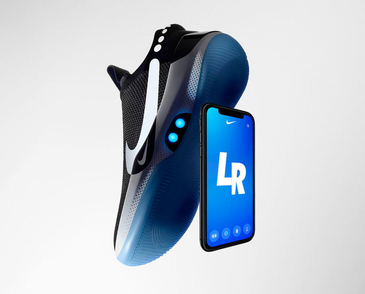 Zudem lässt sich der Schuh mit dem Handy koppeln - somit muss man sich nicht mal mehr bücken, um den Schuh zu öffnen, es langt ein Tippen auf die App.  (Nike)