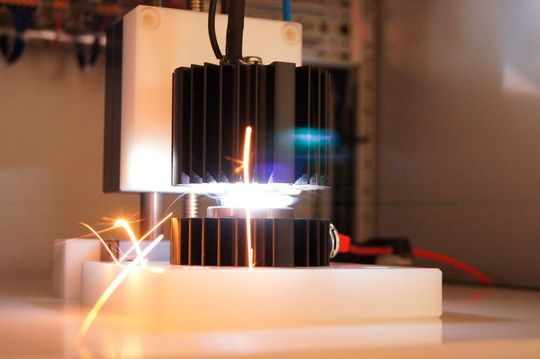Auslösung eines Lichtbogens im Prüfstand des TestLabs Power Electronics zum Test von Lichtbogendetektoren. Auslösung eines Lichtbogens im Prüfstand des TestLabs Power Electronics zum Test von Lichtbogendetektoren.