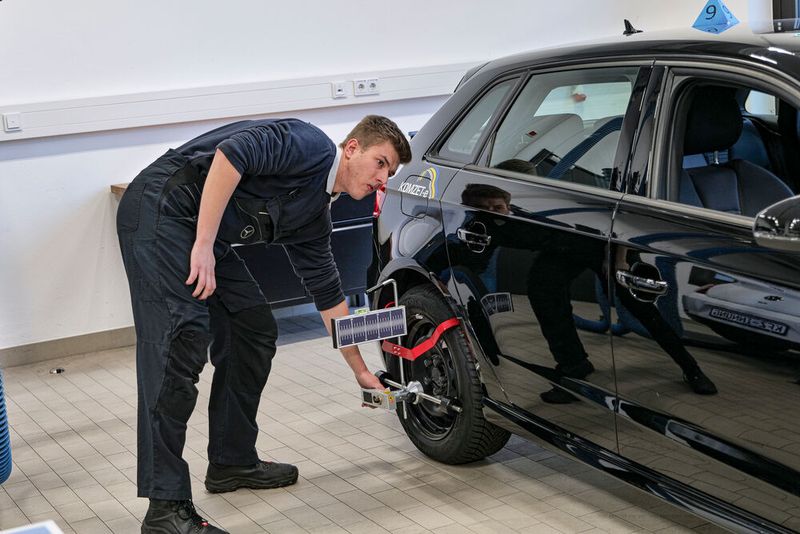 Jonas Wilken aus Mecklenburg-Vorpommern beim Installieren des Messequipments für die Kamerakalibrierung (Bild: Schmidt – VCG)