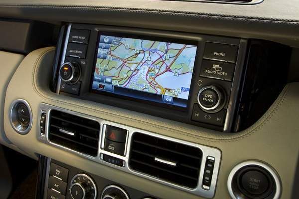 Beim Blick auf das Mittendisplay in Dual-View-Technik sieht der Fahrer ausschließlich für ihn bestimmte Informationen... (Archiv: Vogel Business Media)