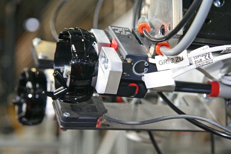 Bild 1: Damit die Hochglanzoberflächen, die später im Sichtbereich des Autos verbaut werden, nicht beschädigt werden, erfolgt das Greifen der Teile von innen. (Gimatic)