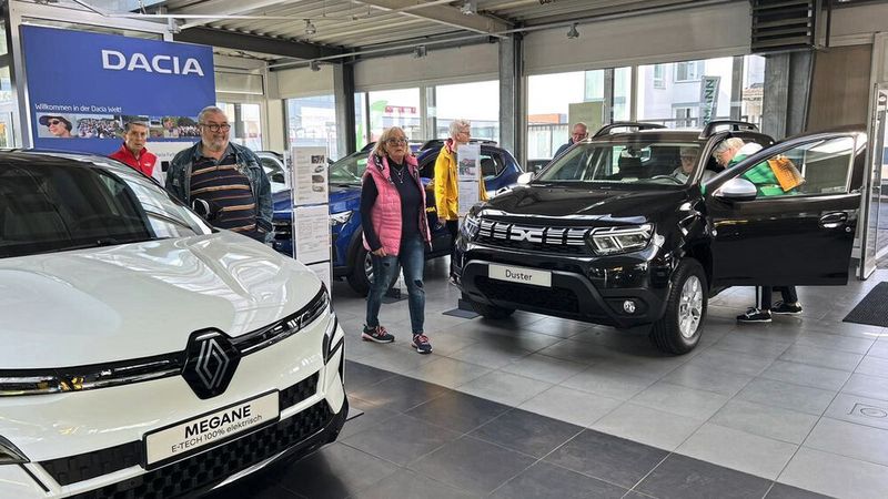 Im Showroom werden die Dacia-Modelle neben den Renault-Fahrzeugen gezeigt. (Bild: Autohaus Hermann)