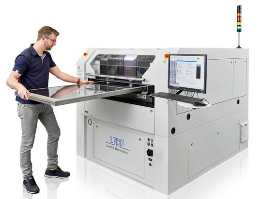 Hier blicken wir auf den neuen Stencillaser G 60120 von LPKF. Die Spezialisten haben bei diesem Laserscheidsystem den Arbeitsbereich auf 600 × 1.200 Millimeter erweitert, wie es heißt. Präzision und Performance glichen sollen der des Vorgängers gleichen.(Bild:  LPKF)