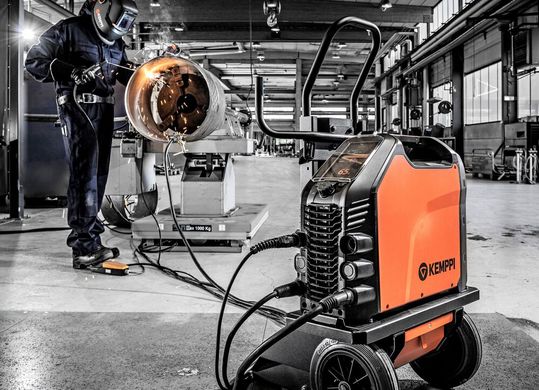 Das ist die Master-315-E-Handschweißmaschine von Kemppi. Auch sie gibt es jetzt mit dem Weld Assist, einer Unterstützung, die bisher nur der Mastertig-Familie vorbehalten war. Das ist die Master-315-E-Handschweißmaschine von Kemppi. Auch sie gibt es jetzt mit dem Weld Assist, einer Unterstützung, die bisher nur der Mastertig-Familie vorbehalten war.