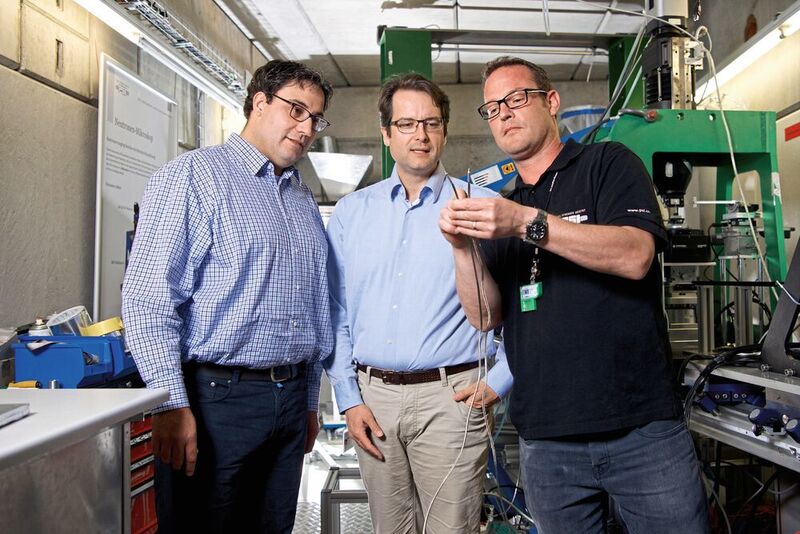 Christian Grünzweig, David Mannes und Techniker Jan Hovind (von links) mit einer Sprengschnur, die sie mit Neutronen durchleuchtet haben.  (Paul Scherrer Institut, Markus Fischer)