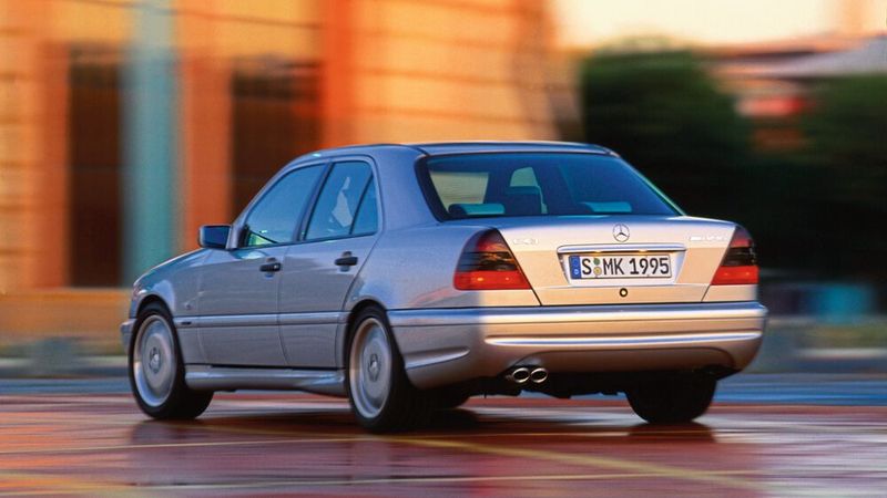 Auf der IAA im September 1997 vorgestellt, trat der achtzylindrige C 43 AMG mit Fünfgang-Automatikgetriebe die Nachfolge seines sechszylindrigen Vorgängers an. In der Serienausstattung kostete er 114.425 DM. Der C-43-Motor leistete 225 kW (306 PS) aus 4.266 cm3 Hubraum. Die Höchstgeschwindigkeit wird bei 250 km/h abgeregelt. (Bild: Mercedes-Benz)