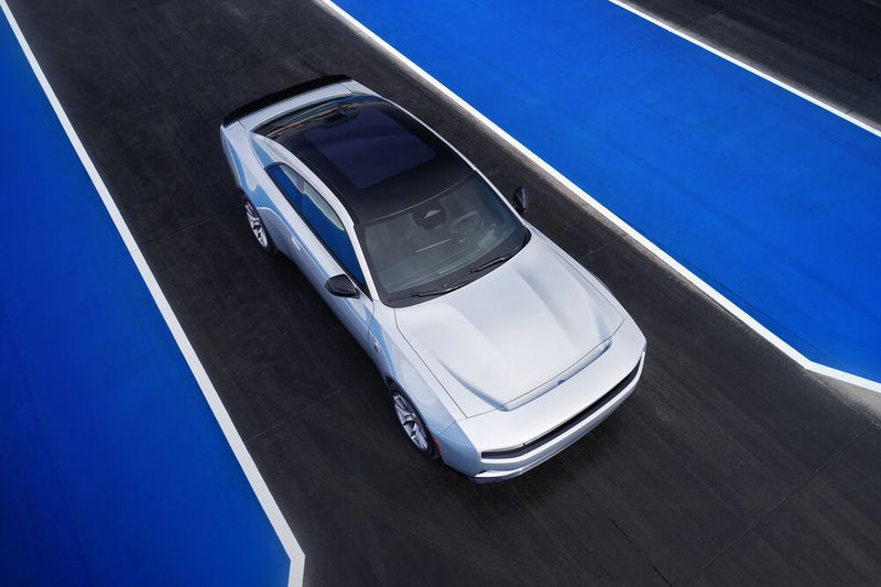 Der Charger ist zunächst als zweitüriges Coupé, ab 2025 auch als viertürige Limousine zu haben. (Bild: Stellantis)