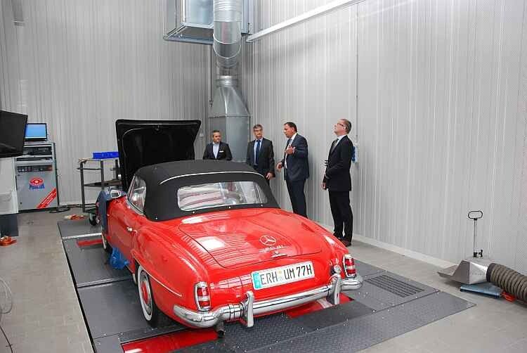 Einen Leistungsprüfstand und eine eigene Sattlerei für Sonderwünsche haben nicht viele Kfz-Betriebe zu bieten. (Foto: Rosenow)