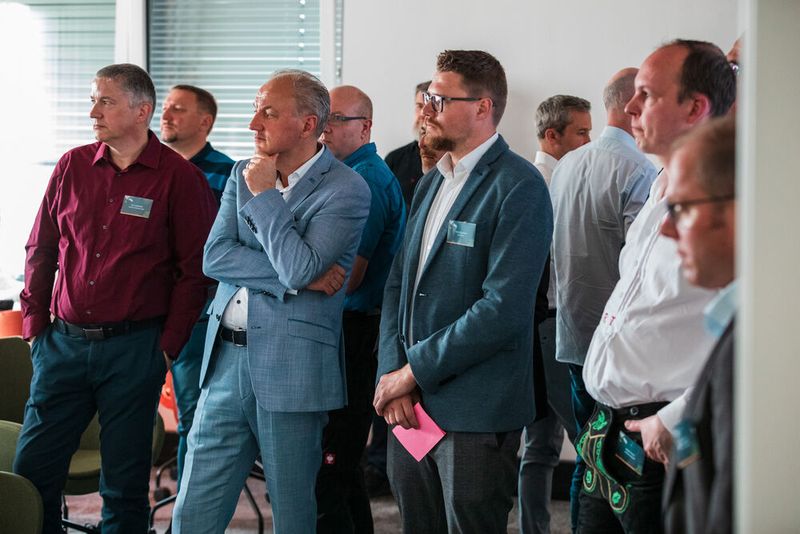 Im Workshop „Lösungen jenseits des Standards“ verfolgen die Gäste aufmerksam die Optionen, die XPhone ihren Kunden bietet. (Bild: C4B)