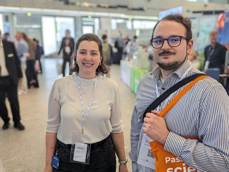 Besucherstimmen der LAB-SUPPLY Leverkusen 2026 Madita Korte und Malte Burek, Miltenyi Biotec  Korte: „Es ist spannend zu sehen, was es so gibt, vor allem an Geräten und Messmöglichkeiten. Wir haben festgestellt, dass es wirklich sehr viele Hersteller gibt, die Pipetten produzieren – in diversen Ausführungen. “    Mehr Infos zu den kommenden LAB-SUPPLY-Messen finden Sie auf www.lab-supply.info (Bild: Stefan Stark)