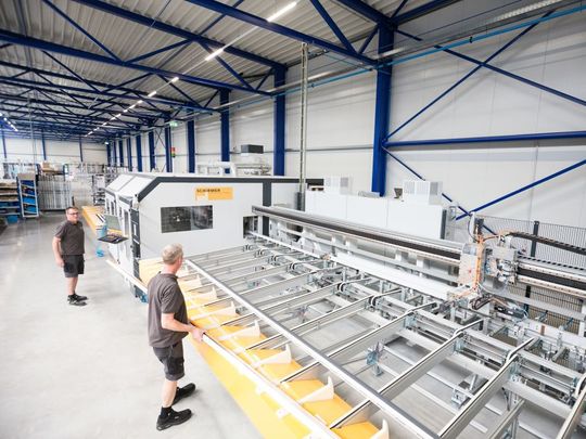 Kundenbeispiel: Das Aluminiumprofil-Durchlaufzentrum mit sechsspindeligem Ringmodul, 4-Achs-Schwenksäge von vorn sowie einer mit Werkzeugwechsler ausgestatteten Kämpferkonturfräse nahm Wirus im April 2023 in einer neu errichteten Halle in Betrieb. (Bild:  Schirmer Maschinen)