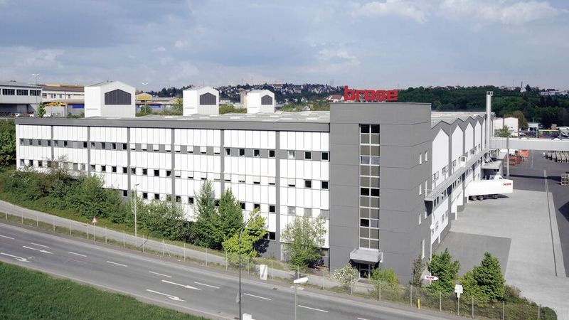 Blick auf eine Fertigungshalle am Brose-Standort in Würzburg.(Bild:  Brose SE)