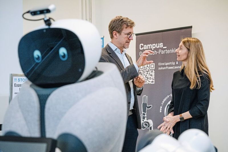 Prof. Annette Diefenthaler und Prof. Alexander König diskutieren über den neuen Assistenzroboter im Forschungszentrum Geriatronik, Garmisch. (Bild: Max Merget)