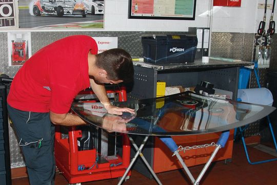 Ein gutes Geschäft: Die Glasreparatur bzw. der Scheibentausch bringt Rendite in die Kfz-Betriebe.(Bild:  Rubbel)