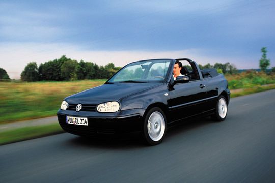 Auch das Golf IV Cabrio war eigentlich keines. VW passte 1998 lediglich die Optik an, die technische Basis blieb der Golf III. (Foto: Volkswagen)