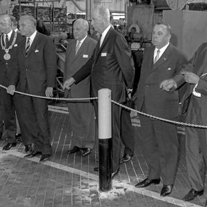 Einweihung des Werk Kaiserslautern am 3.6.1966 (v.l.): Generaldirektor Ralph L. Mason (mitte), rheinlandpfälzischer Ministerpräsident Dr. Peter Altmeier (l. daneben), Werksleiter H. Gensert (2.v.r.) und Oberbürgermeister Dr. Walter Sommer (3.v.l.).(Bild:  Opel)