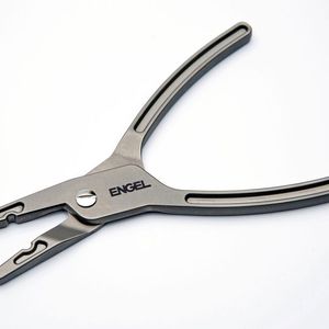 Spritzgegossene Zange aus amorphem Metall