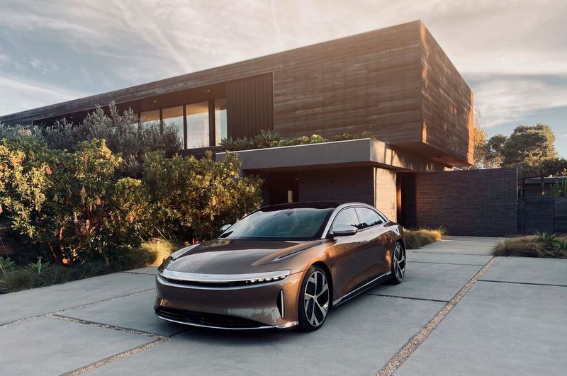 Mindestens 99.900 Euro sind fällig, damit ein Lucid Air vor dem eigenen Haus steht. (Bild: Lucid)