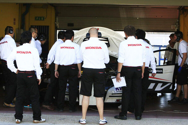 Große Familie: Die Technik-Mannschaft vom Honda Racing Team JAS macht den Boliden startklar für die nächste Testrunde. (Foto: Honda)