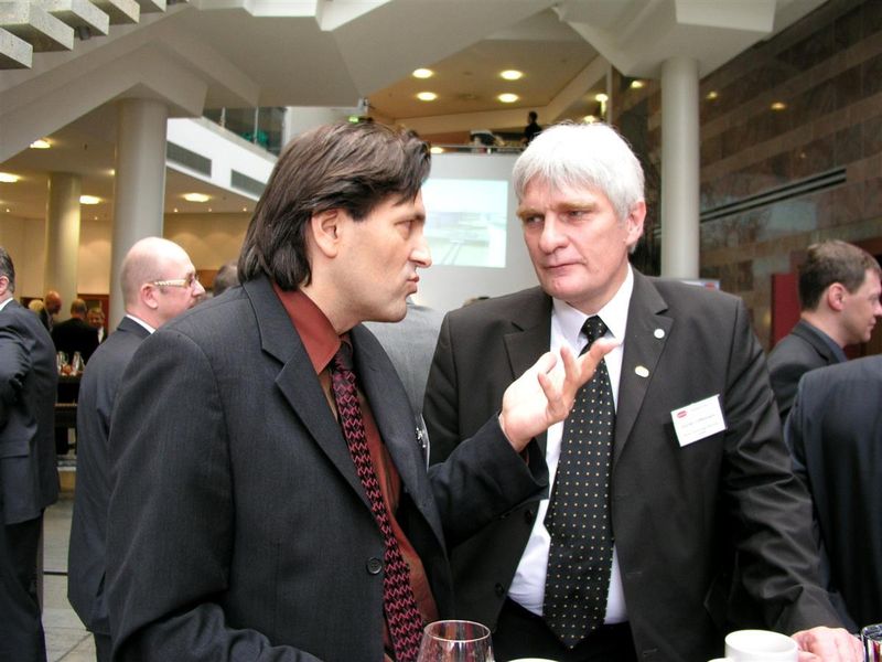 Dr. Claus Riehle von Bayer Technology Services (BTS) im Gespräch mit seinem Kollegen Dr. Günter Löffelmann, ebenfalls BTS.   (Archiv: Vogel Business Media)