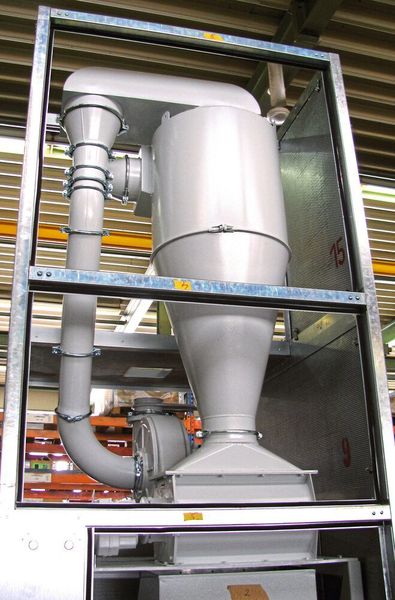 Dem Trichter der Rotoschneider-Mühle von Getecha vorgeschaltet ist dieser Zyklon, der die Fehlteile aus dem Thermoformprozess vom Luftstrom trennt und über eine Zellenradschleuse dem Mahlraum der Schneidmühle zuführt. (Getecha)