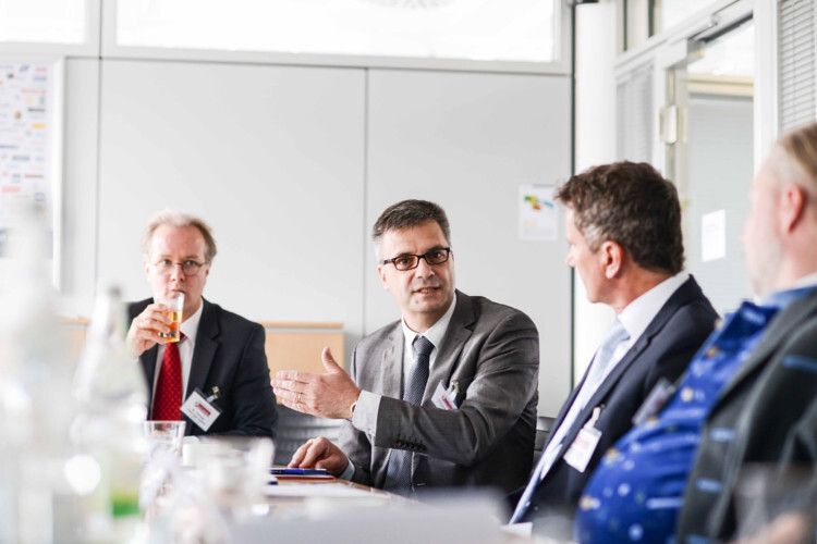 Als Vertreter der Sytemlieferanten Conti und Faurecia, lieferten Dr. Thomas Vöhringer-Kuhnt (l.), Head of Center of Competence HMI bei der Continental AG und Gherardo Corsini (2.v.l.), Customer Marketing Director bei Faurecia, interessante Ausblicke auf die technischen Lösungen und Trends, die die Branche künftig im Interieur und Cockpit beeinflussen werden. (Foto: Marcel Gollin/ Vogel Business Media)