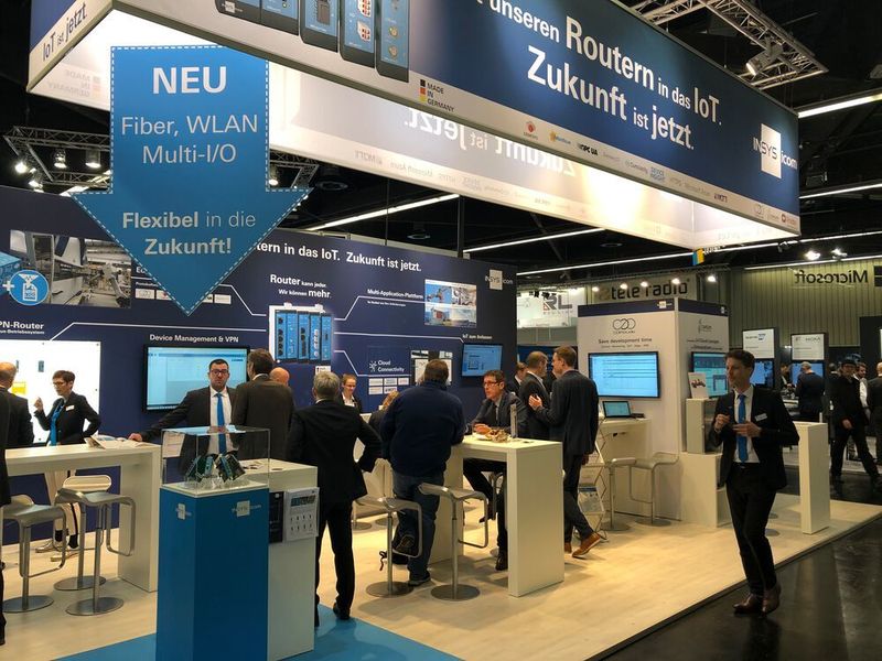 Insys
Als Spezialist für Datenkommunikation lag der Schwerpunkt bei Insys auf deren neuen modularen Einsteckkarten für die Router der MRX-Serie. Neben der bereits erhältlichen MRcard PLS, die durch die Kombination von DSL und LTE redundante Internetverbindungen und somit eine zuverlässige Ausfallsicherheit schaffen soll, gab es auch noch drei weitere Karten (MRcard Fiber, MRcard WLAN, MRcard I/O) zu sehen, die bislang aber nicht über das Prototypen-Stadium hinaus sind.
Mehr Informationen unter insys-icom.com  (Vogel Communications Group)